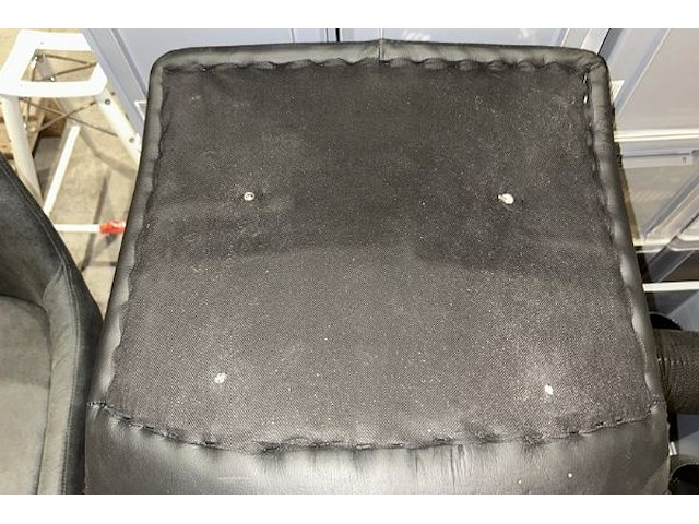 2 stoelen - afbeelding 4 van  5