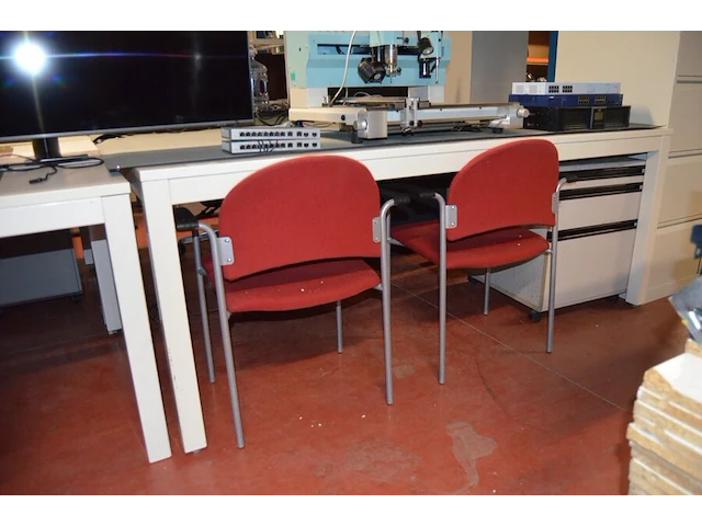 2 stoffen vergaderstoelen, rechthoekige witte tafel 100x200 cm (188,219) - afbeelding 4 van  7