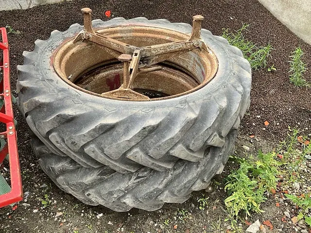 2 stuks dubbelluchtwielen met velgen goodyear - afbeelding 1 van  6