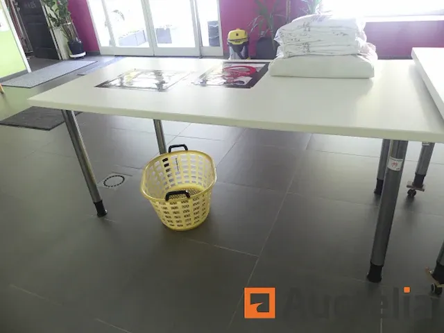 2 tafels werk - afbeelding 1 van  4