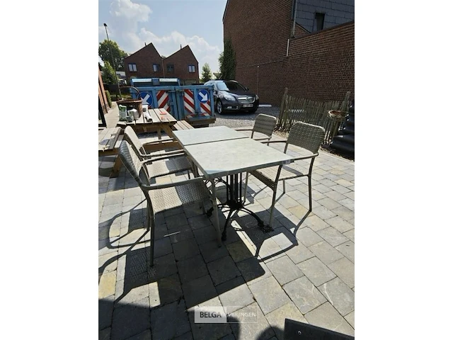 2 tafeltjes op ijzeren voet met 4 stoelen - afbeelding 1 van  4