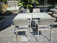 2 tafeltjes op ijzeren voet met 4 stoelen - afbeelding 3 van  4