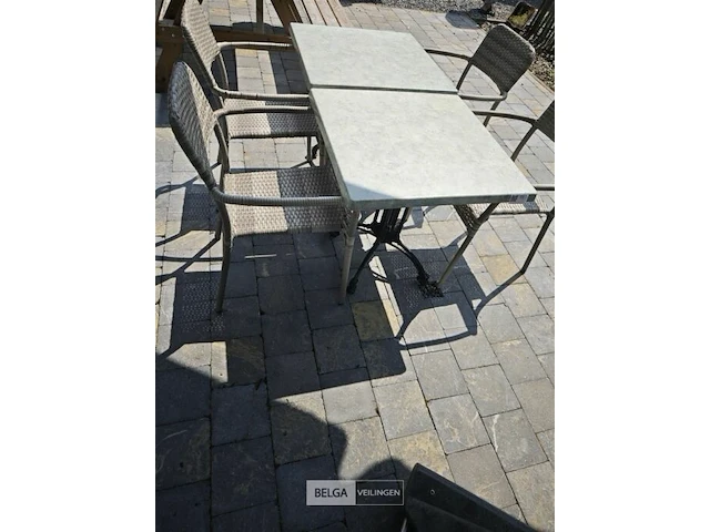2 tafeltjes op ijzeren voet met 4 stoelen - afbeelding 2 van  4