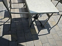 2 tafeltjes op ijzeren voet met 4 stoelen - afbeelding 2 van  4