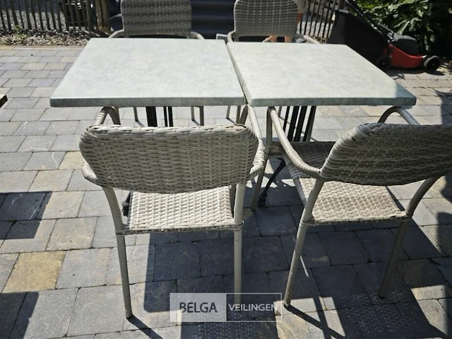 2 tafeltjes op ijzeren voet met 4 stoelen - afbeelding 1 van  3