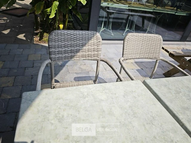 2 tafeltjes op ijzeren voet met 4 stoelen - afbeelding 3 van  3