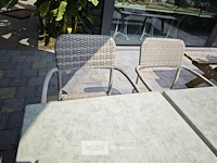 2 tafeltjes op ijzeren voet met 4 stoelen - afbeelding 3 van  3