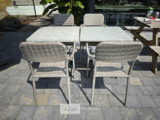 2 tafeltjes op ijzeren voet met 4 stoelen - afbeelding 1 van  4