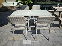 2 tafeltjes op ijzeren voet met 4 stoelen - afbeelding 1 van  4