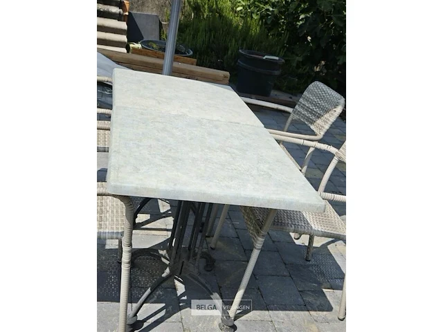 2 tafeltjes op ijzeren voet met 4 stoelen - afbeelding 3 van  4