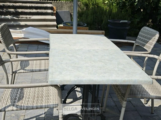 2 tafeltjes op ijzeren voet met 4 stoelen - afbeelding 1 van  4