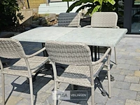 2 tafeltjes op ijzeren voet met 4 stoelen - afbeelding 3 van  4