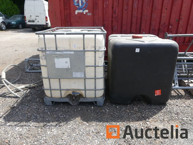 2 tanks - afbeelding 1 van  5