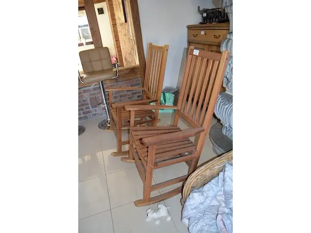2 teak schommelstoelen met armleuning, bruin lederen voetbank - afbeelding 4 van  8