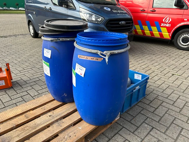 2 tonnen in pvc met deksel - afbeelding 1 van  6