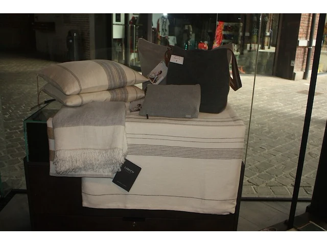 2 totebag/schoudertas libeco, bedsprei met aangepaste kussens libeco, plaid libeco, agendatas libeco (14,15,16,26,32) - afbeelding 1 van  5