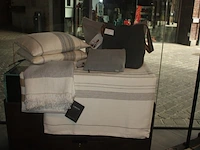 2 totebag/schoudertas libeco, bedsprei met aangepaste kussens libeco, plaid libeco, agendatas libeco (14,15,16,26,32)