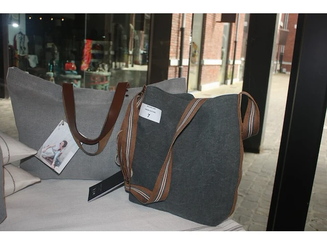 2 totebag/schoudertas libeco, bedsprei met aangepaste kussens libeco, plaid libeco, agendatas libeco (14,15,16,26,32) - afbeelding 2 van  5