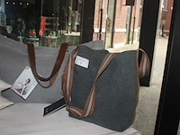 2 totebag/schoudertas libeco, bedsprei met aangepaste kussens libeco, plaid libeco, agendatas libeco (14,15,16,26,32) - afbeelding 2 van  5