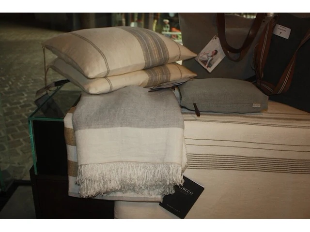 2 totebag/schoudertas libeco, bedsprei met aangepaste kussens libeco, plaid libeco, agendatas libeco (14,15,16,26,32) - afbeelding 3 van  5