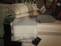 2 totebag/schoudertas libeco, bedsprei met aangepaste kussens libeco, plaid libeco, agendatas libeco (14,15,16,26,32) - afbeelding 3 van  5