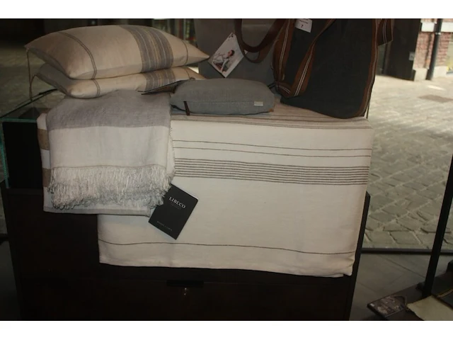 2 totebag/schoudertas libeco, bedsprei met aangepaste kussens libeco, plaid libeco, agendatas libeco (14,15,16,26,32) - afbeelding 4 van  5