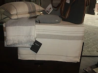 2 totebag/schoudertas libeco, bedsprei met aangepaste kussens libeco, plaid libeco, agendatas libeco (14,15,16,26,32) - afbeelding 4 van  5