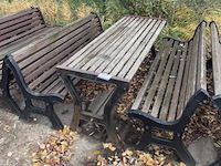 2 tuinbanken plus tuintafel