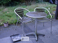 2 tuinstoelen met ronde tafel