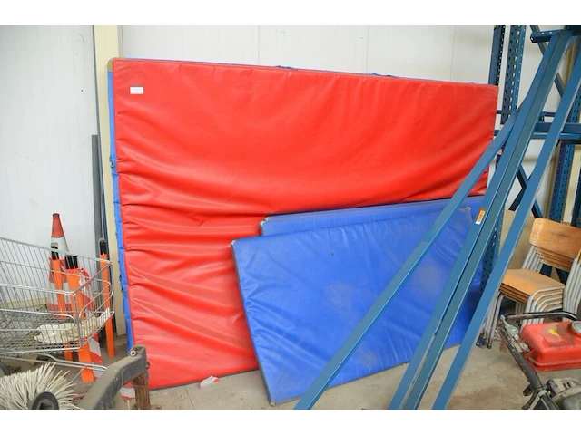 2 valmatten ca. 1,8 x 3m, 3 blauwe matten ca. 2 x 1m - afbeelding 1 van  5
