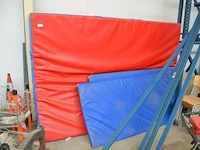 2 valmatten ca. 1,8 x 3m, 3 blauwe matten ca. 2 x 1m - afbeelding 1 van  5