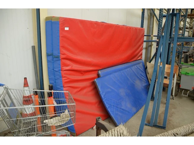 2 valmatten ca. 1,8 x 3m, 3 blauwe matten ca. 2 x 1m - afbeelding 2 van  5