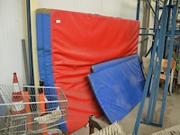 2 valmatten ca. 1,8 x 3m, 3 blauwe matten ca. 2 x 1m - afbeelding 2 van  5