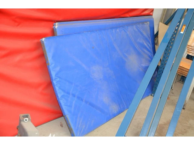 2 valmatten ca. 1,8 x 3m, 3 blauwe matten ca. 2 x 1m - afbeelding 3 van  5