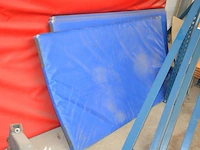 2 valmatten ca. 1,8 x 3m, 3 blauwe matten ca. 2 x 1m - afbeelding 3 van  5