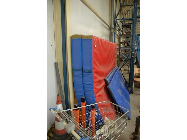 2 valmatten ca. 1,8 x 3m, 3 blauwe matten ca. 2 x 1m - afbeelding 4 van  5