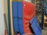 2 valmatten ca. 1,8 x 3m, 3 blauwe matten ca. 2 x 1m - afbeelding 4 van  5