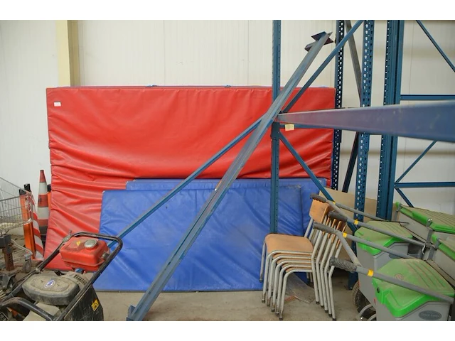 2 valmatten ca. 1,8 x 3m, 3 blauwe matten ca. 2 x 1m - afbeelding 5 van  5