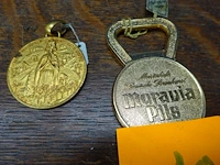 2 vergulde sleutelhangers en medaille - afbeelding 1 van  3