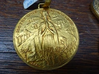 2 vergulde sleutelhangers en medaille - afbeelding 3 van  3