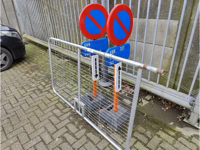 2 verkeersborden +werfdeur - afbeelding 1 van  3