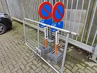 2 verkeersborden +werfdeur - afbeelding 1 van  3