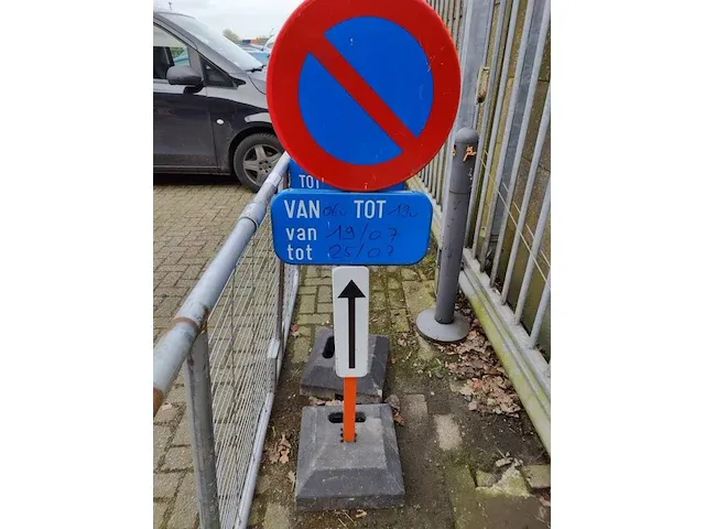 2 verkeersborden +werfdeur - afbeelding 2 van  3