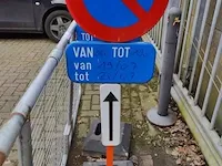 2 verkeersborden +werfdeur - afbeelding 2 van  3