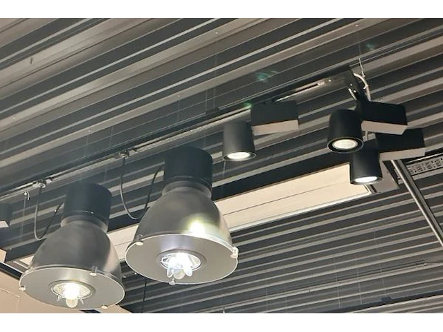 2 verlichtingsframes aan plafond - afbeelding 4 van  4