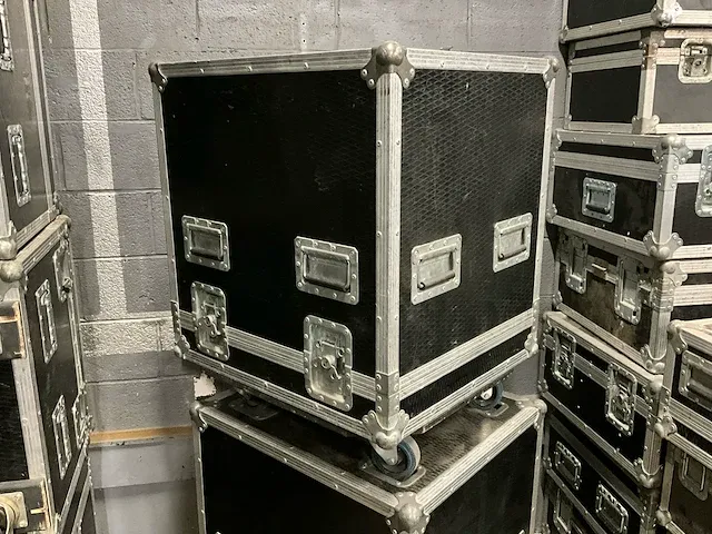 2 verrijdbare flightcases, afm plm 59 x 69 x 84cm - afbeelding 1 van  2