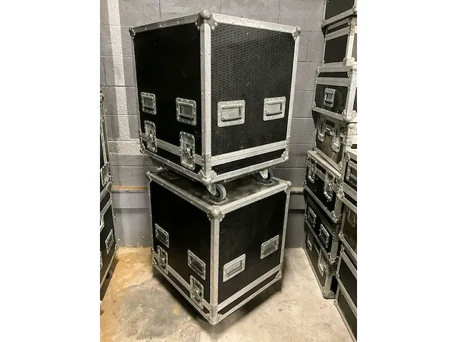 2 verrijdbare flightcases, afm plm 59 x 69 x 84cm - afbeelding 2 van  2