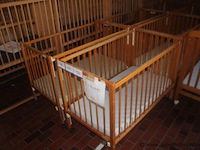 2 verrijdbare houten bedjes afm 125x68x90cm - afbeelding 1 van  1