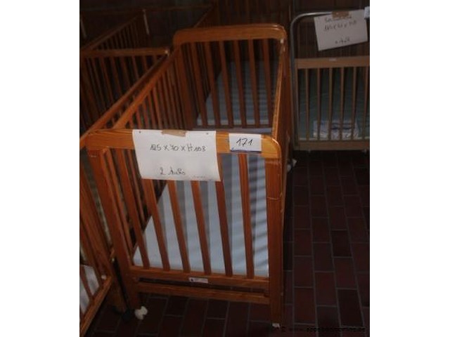 2 verrijdbare houten bedjes afm 125x70x103cm - afbeelding 1 van  1