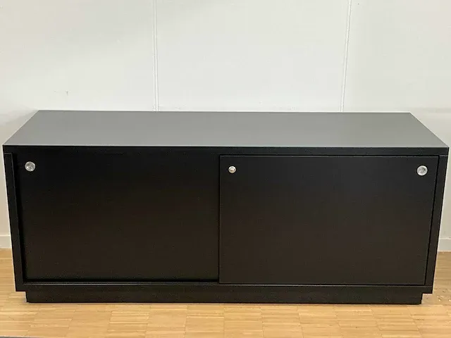 2 verrijdbare houten dossierkasten voorzien van 2 schuifdeuren - afbeelding 1 van  3